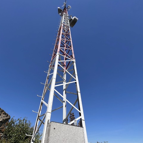 Telepített kommunikációs antenna